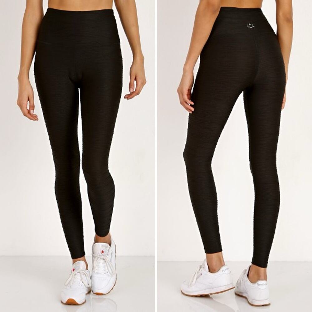 Beyond Yoga Wavy Influx Caught In The Midi 7/8 Leggings black wave textured